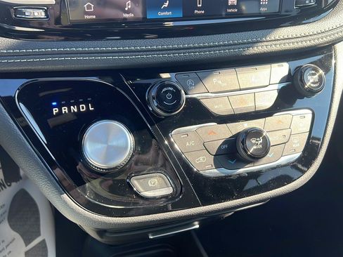 New 2026 Chrysler Pacifica Select AWD/4WD image 17