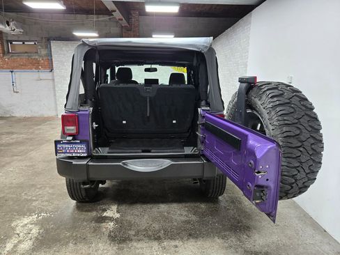 Used 2018 Jeep Wrangler Rubicon w/ Power Convenience Group image 32