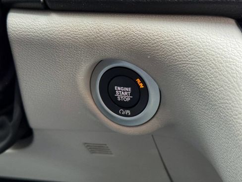 Used 2024 Chrysler Pacifica Touring-L image 25