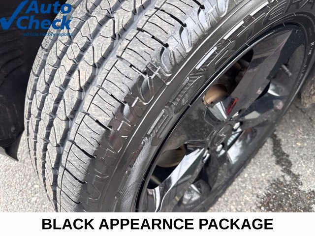 Used 2023 Jeep Grand Cherokee Limited w/ Black Appearance Package AWD/4WD image 6