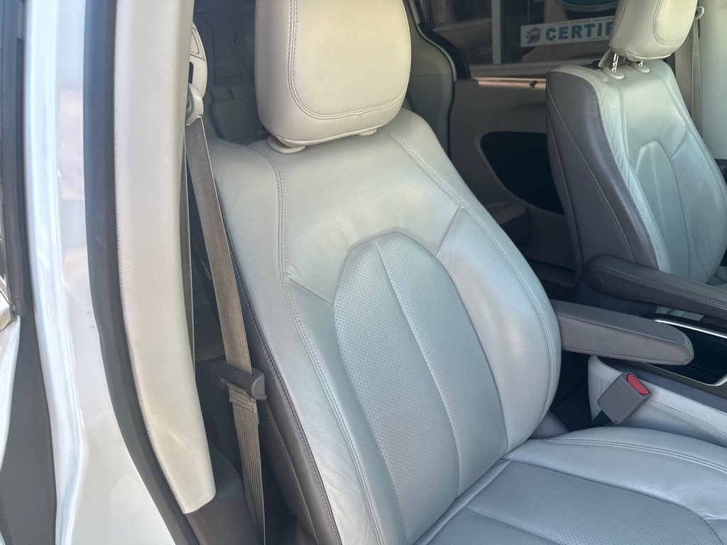 Used 2017 Chrysler Pacifica Touring-L Plus w/ Advanced Safetytec Group FWD image 9