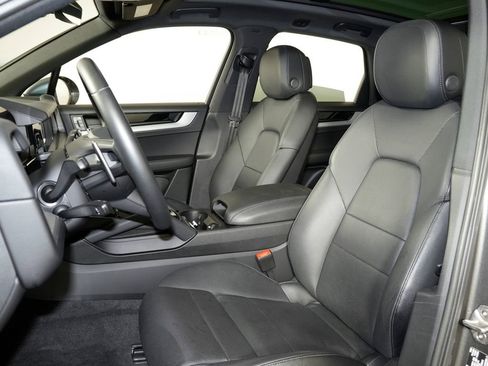 Used 2024 Porsche Cayenne AWD/4WD image 5