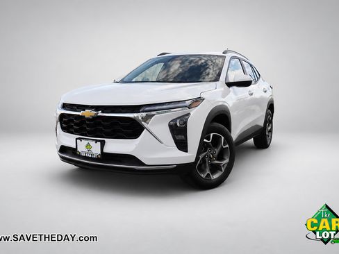 Used 2025 Chevrolet Trax LT FWD image 1
