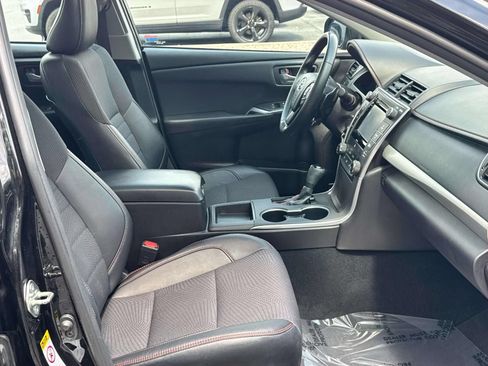 Used 2016 Toyota Camry SE w/ Moonroof Package FWD image 26