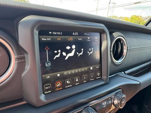 Used 2022 Jeep Wrangler Unlimited Sahara AWD/4WD image 30