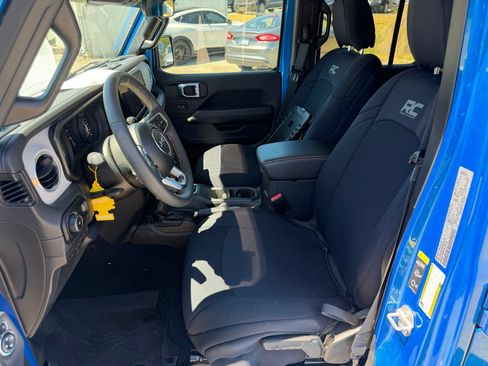 Used 2024 Jeep Wrangler Unlimited Sahara AWD/4WD image 10