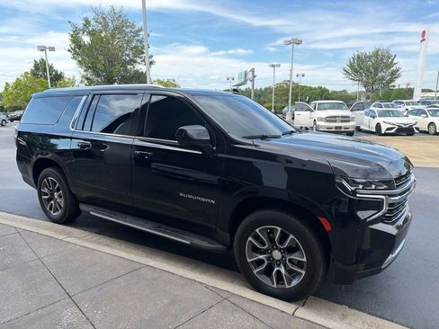 Used 2022 Chevrolet Suburban LT AWD/4WD image 2