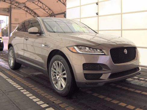 Used 2017 Jaguar F-PACE Prestige image 4