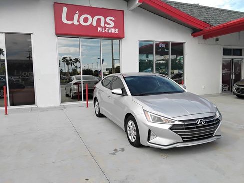 Used 2019 Hyundai Elantra SE w/ Cargo Package FWD image 2