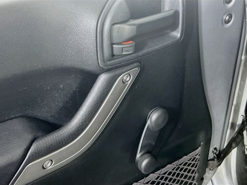 Used 2018 Jeep Wrangler Sport w/ Connectivity Group AWD/4WD image 15