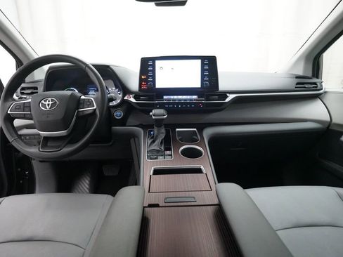 Used 2023 Toyota Sienna XLE image 5