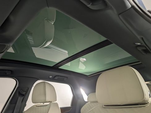 Used 2022 Bentley Bentayga AWD/4WD image 30