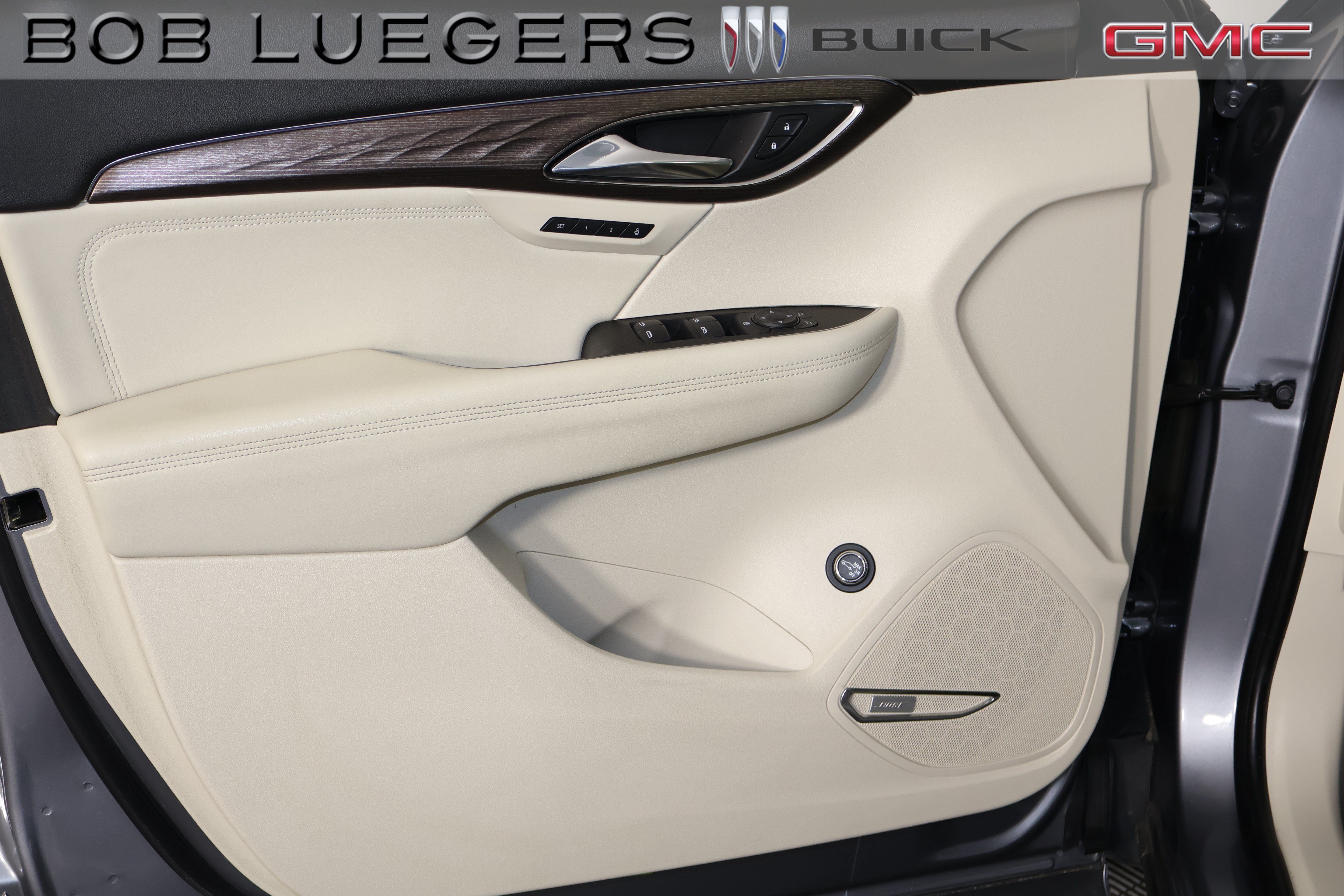 Used 2022 Buick Envision Avenir w/ Technology Package II AWD/4WD image 6