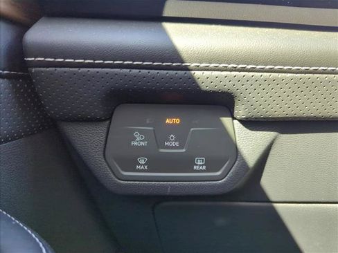 Used 2024 Volkswagen Atlas SE w/ Panoramic Sunroof Package FWD image 21