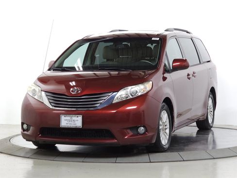Used 2012 Toyota Sienna XLE FWD image 3