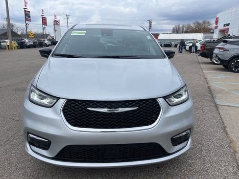 New 2026 Chrysler Pacifica Select image 2