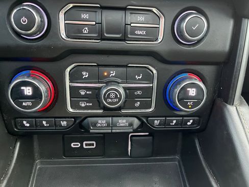 Used 2023 Chevrolet Suburban Premier w/ Advanced Technology Package image 27