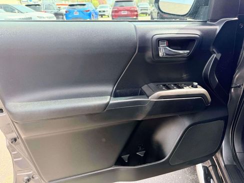 Used 2016 Toyota Tacoma TRD Off-Road AWD/4WD image 13