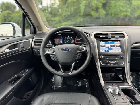 Used 2018 Ford Fusion SE w/ Equipment Group 602A FWD image 27