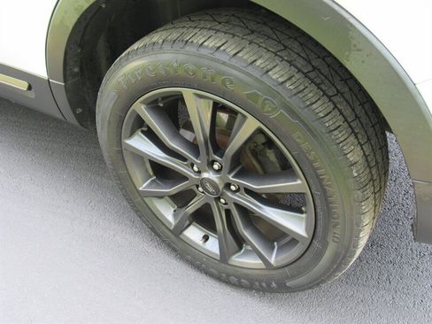 Used 2018 Ford Explorer XLT w/ XLT Appearance Package AWD/4WD image 8