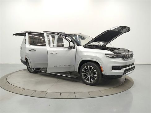 Used 2022 Jeep Grand Wagoneer Series III w/ Rear Seat Video Group 1 image 9