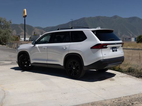 Used 2024 Toyota Grand Highlander AWD image 6