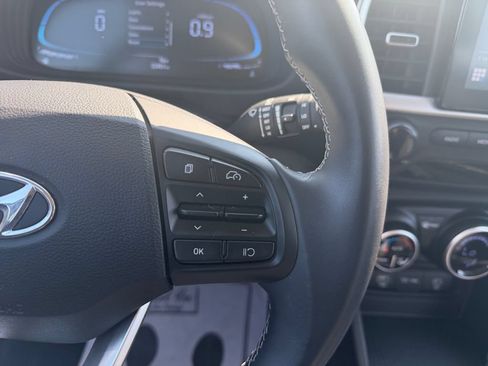 Used 2025 Hyundai Venue SEL FWD image 18