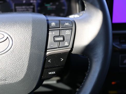 Used 2025 Toyota Camry XLE image 18