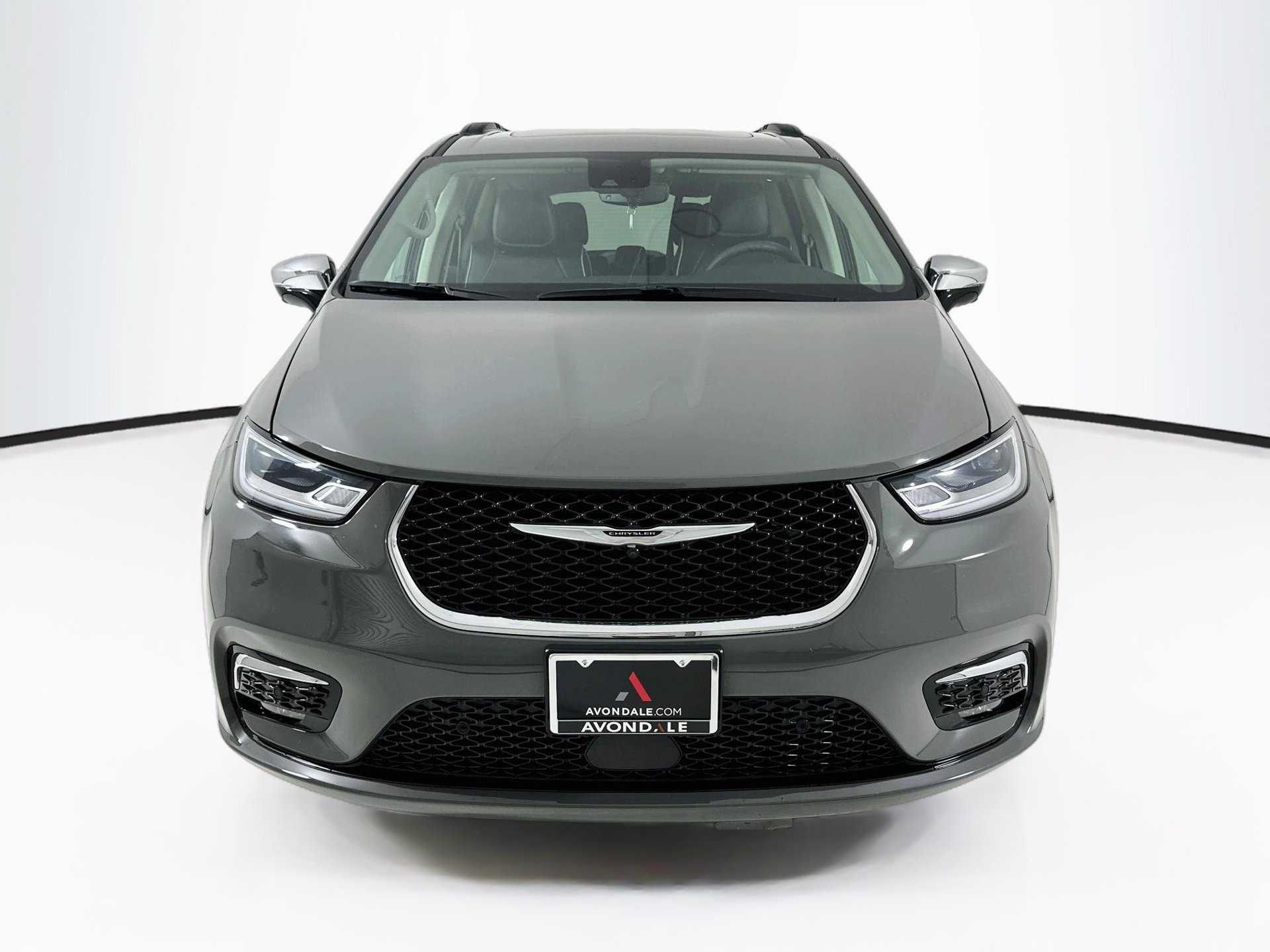 Used 2023 Chrysler Pacifica Limited w/ Uconnect Theater Family Group AWD/4WD image 2
