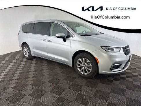 Used 2023 Chrysler Pacifica Touring-L image 1