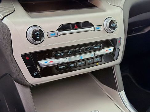 Used 2022 Ford Explorer XLT w/ Equipment Group 202A image 20