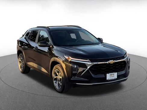 Used 2025 Chevrolet Trax LT image 3