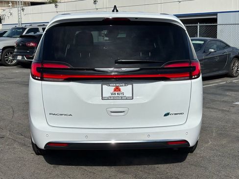 Used 2023 Chrysler Pacifica Touring-L FWD image 6