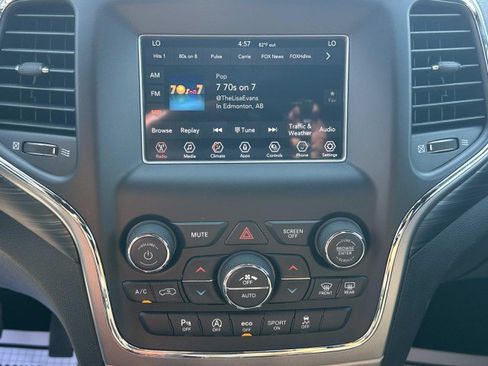 Used 2021 Jeep Grand Cherokee Laredo AWD/4WD image 27