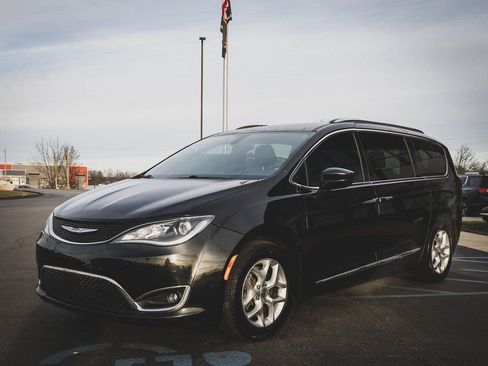 Used 2020 Chrysler Pacifica Touring-L image 18