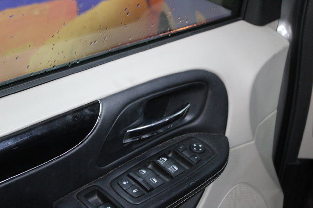 Used 2016 Dodge Grand Caravan SXT FWD image 13