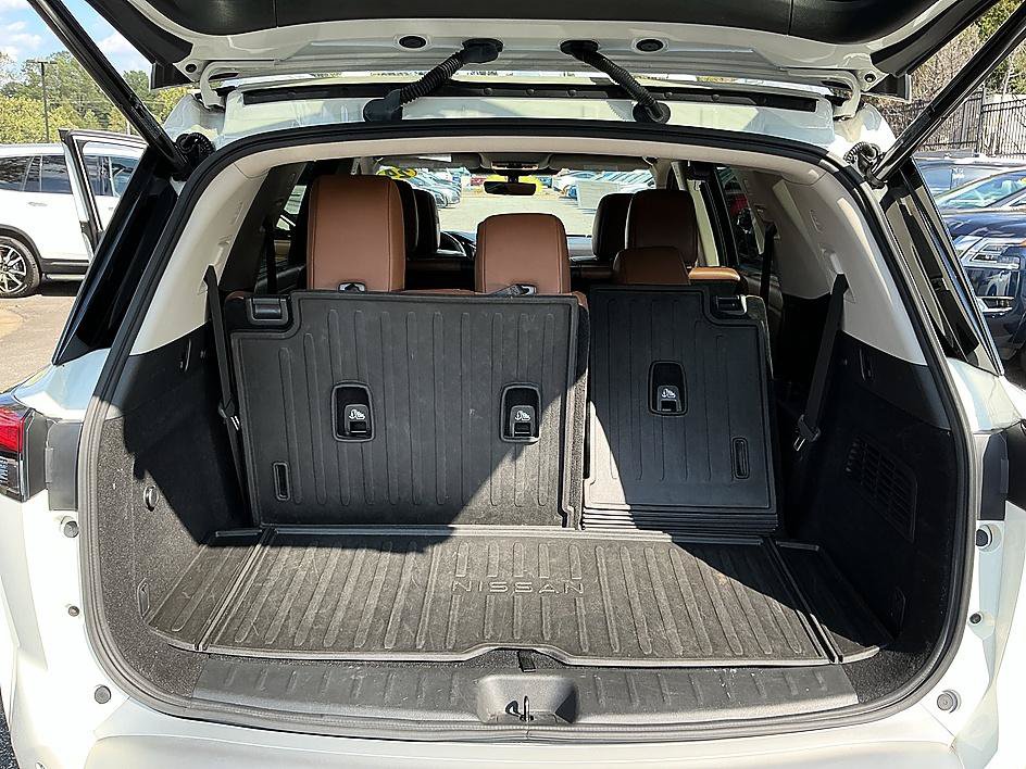 Certified 2024 Nissan Pathfinder Platinum w/ Black Appearance Package AWD/4WD image 30