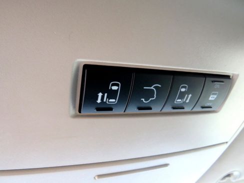 Used 2015 Chrysler Town & Country Touring image 18