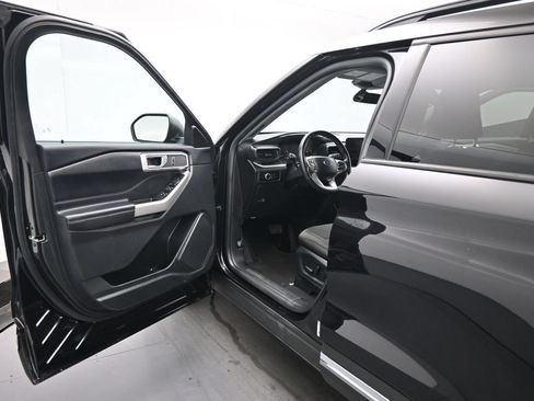 Certified 2023 Ford Explorer XLT RWD image 8