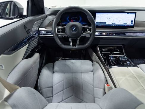 Used 2023 BMW i7 xDrive60 AWD/4WD image 3
