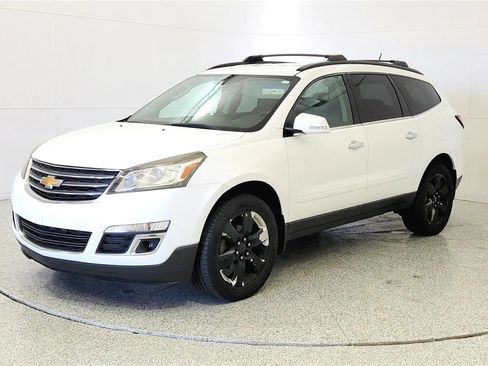 Used 2017 Chevrolet Traverse LT w/ Style and Technology Package FWD image 4
