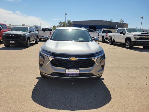 Used 2025 Chevrolet Trax LT w/ LT Convenience Package FWD image 3