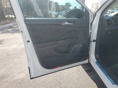 Certified 2025 Volkswagen Taos SE image 14