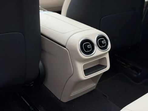 Used 2025 Mercedes-Benz GLC 300 4MATIC image 44