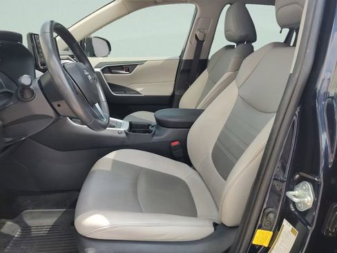 Used 2020 Toyota RAV4 XLE Premium FWD image 26