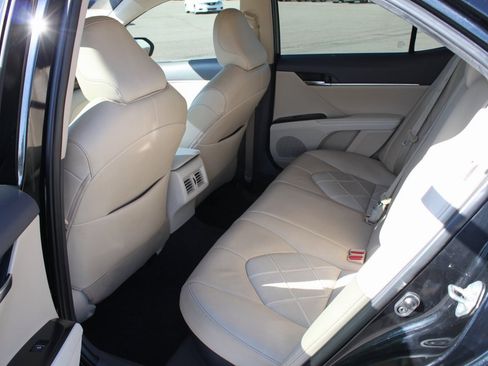 Used 2019 Toyota Camry XLE image 6