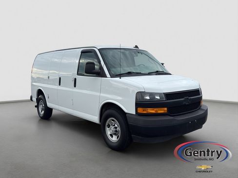 Used 2018 Chevrolet Express 2500 w/ Driver Convenience Package RWD image 8