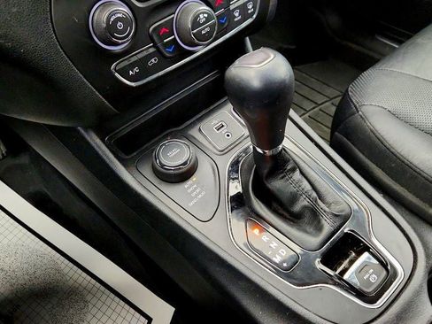 Used 2020 Jeep Cherokee Limited image 16