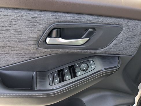 Used 2023 Nissan Rogue SV image 12