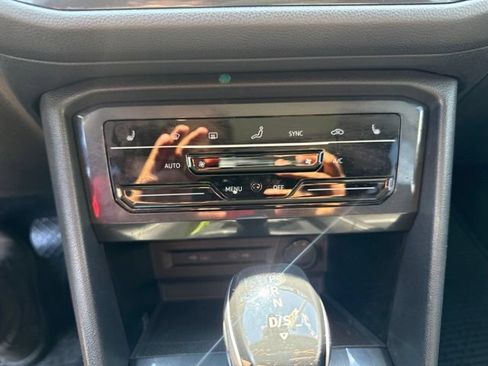 Used 2022 Volkswagen Tiguan SE w/ Panoramic Sunroof Package FWD image 27